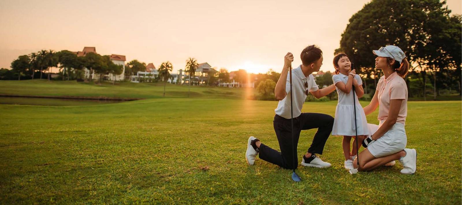 Keluarga menikmati golf villa saat sunset di The Links Golf Villa Bali