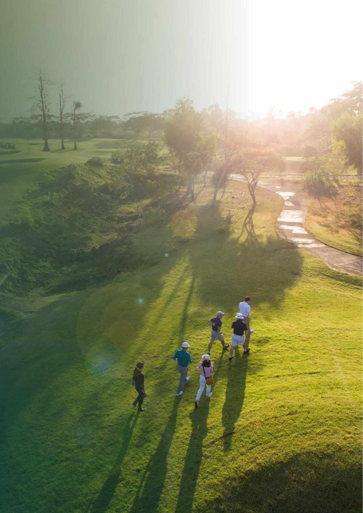 Pemain golf di New Kuta Golf Course, backyard The Links Golf Villa